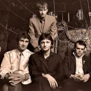 Gang of Four - Outside the Trains Don't Run on Time Lyrics